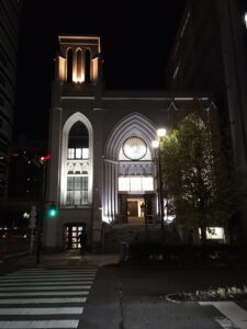 指路教会は、夜にはこのようにライトアップされます。