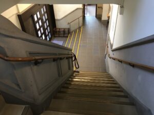 玄関から２階に続く階段を上から撮影